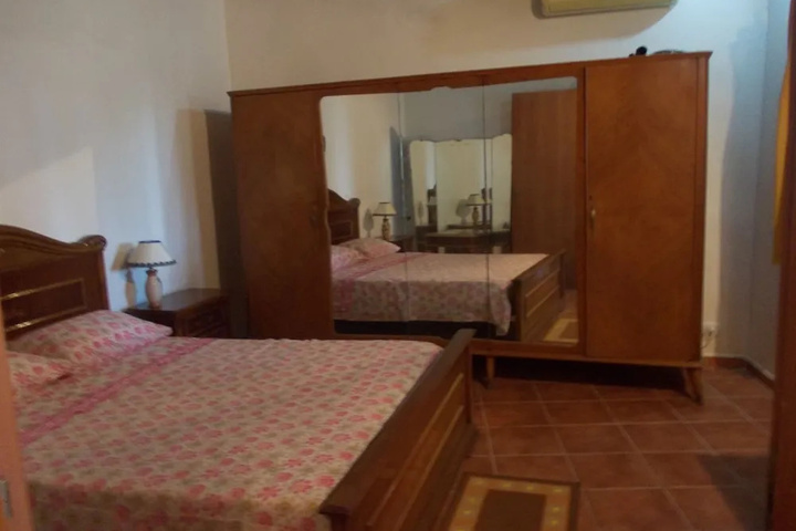 Room 5 of 10