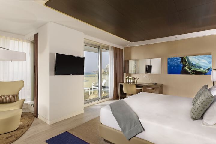 Room 83 of 158