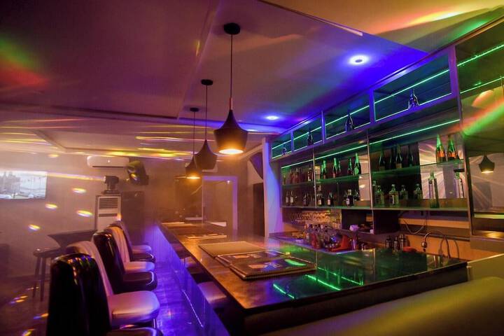Lounge 28 of 30