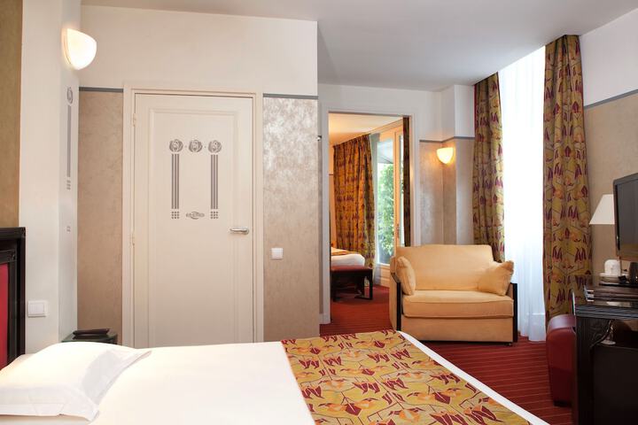 Room 11 of 33