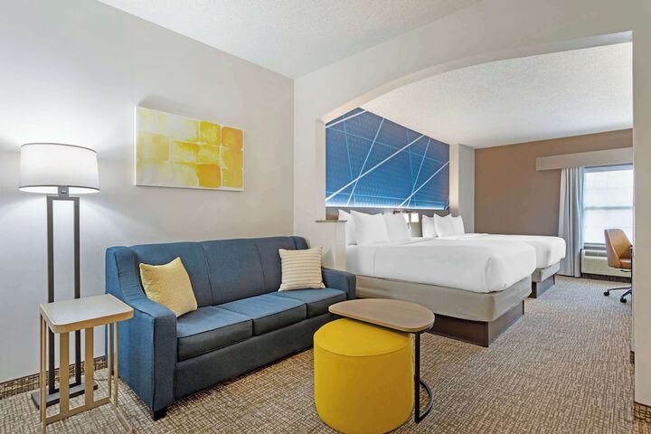 Suite Queen Bed Accessible (3 of 23)