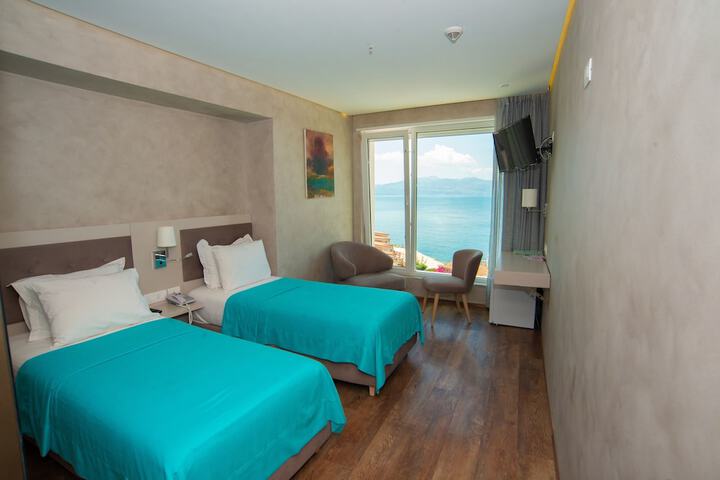 Room 37 of 253
