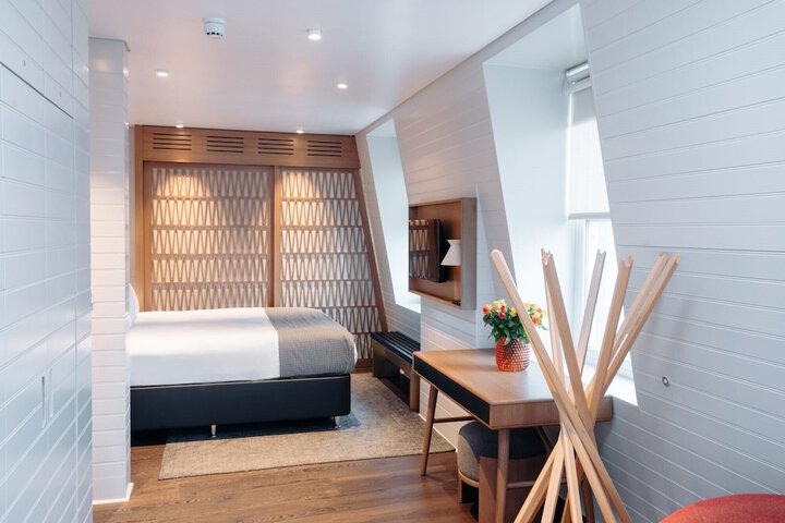 Room 43 of 65