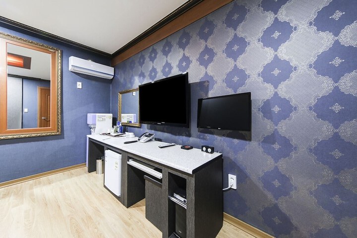 Room 18 of 26