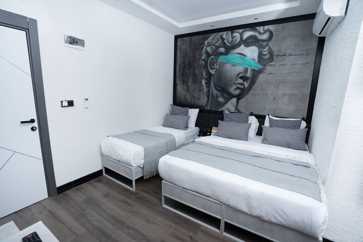 Room 33 of 60