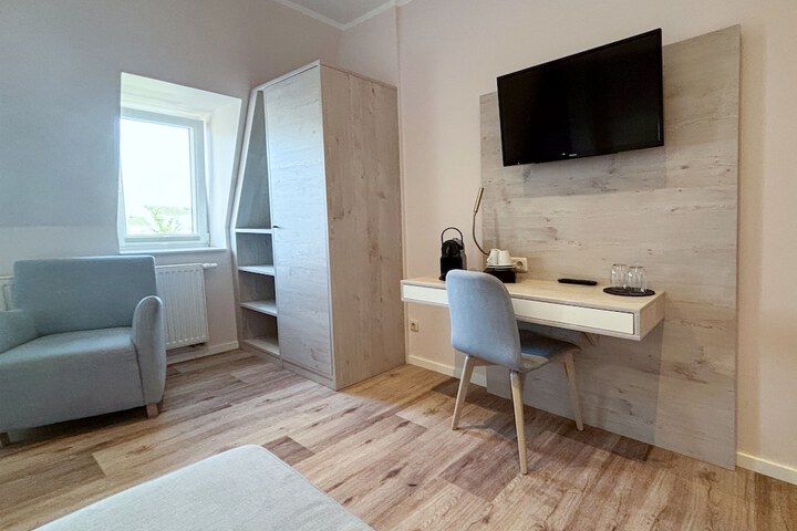 Room 10 of 28