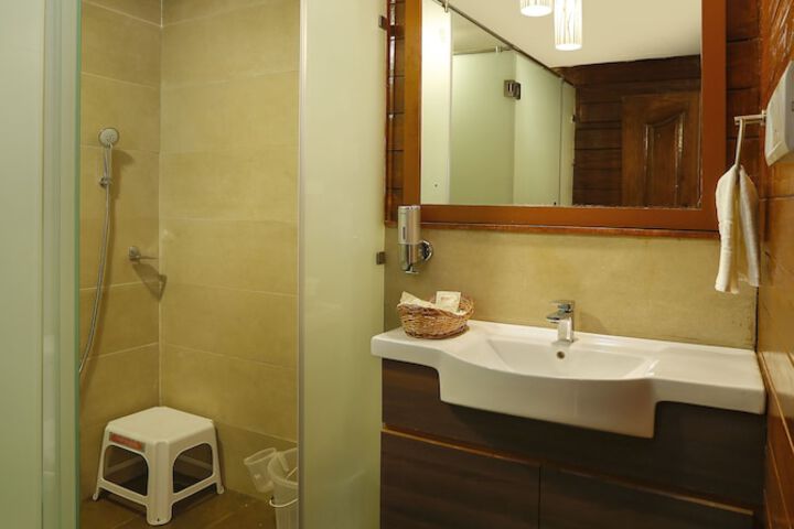 Room 16 of 34