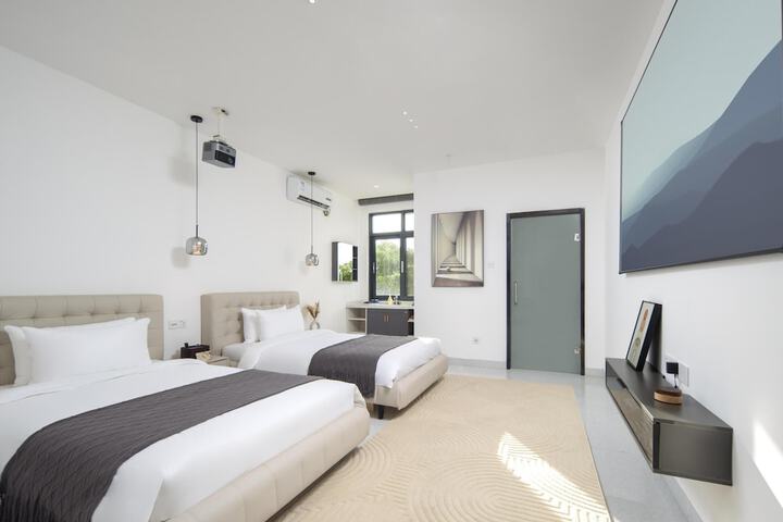 Room 32 of 107