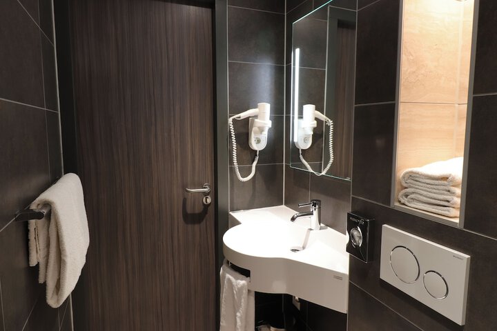 Room 38 of 48
