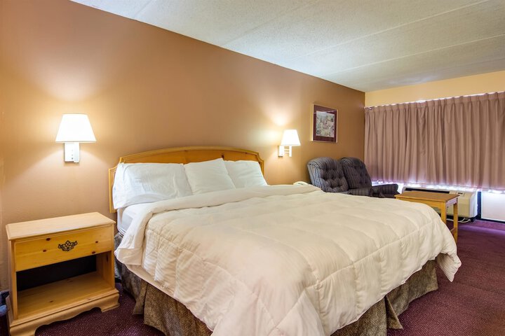 1 King Bed (2 of 9)