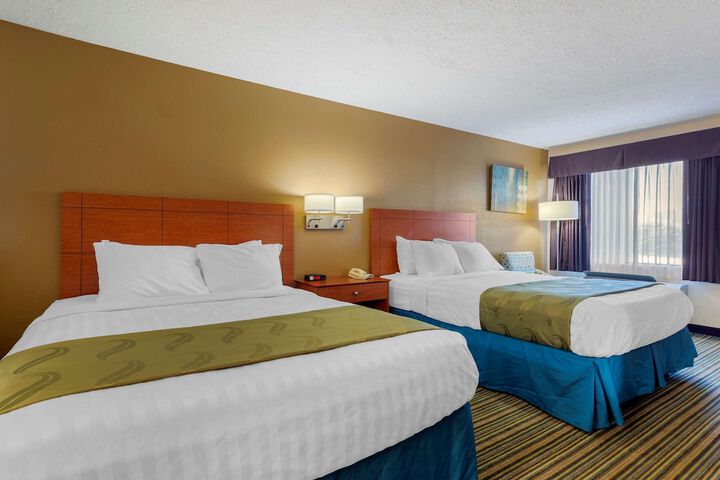 2 Queen Beds (3 of 5)