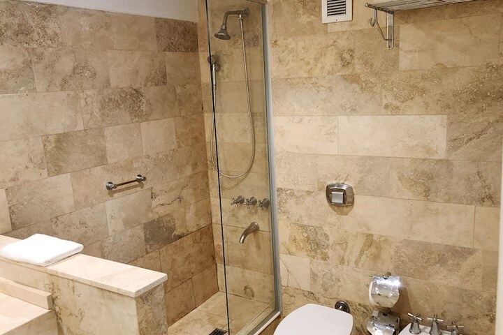 Room 33 of 48