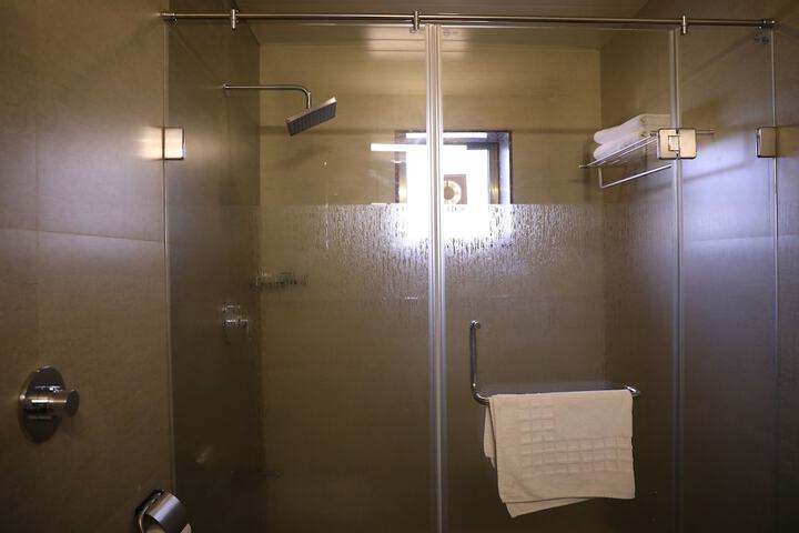 Room 15 of 37