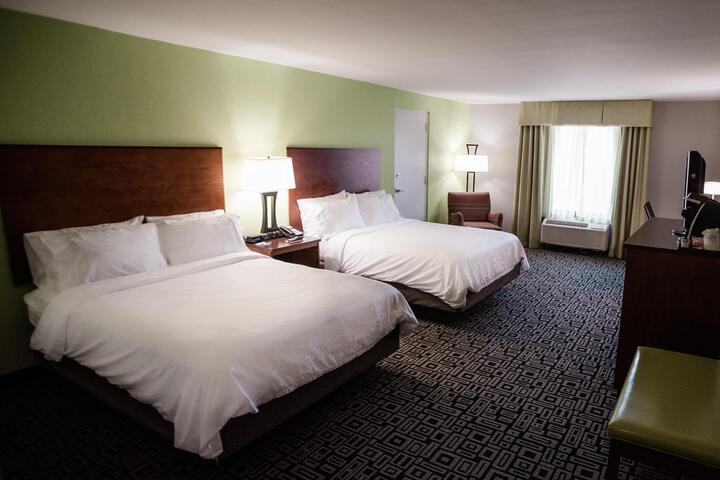 2 Queen Beds (1 of 10)
