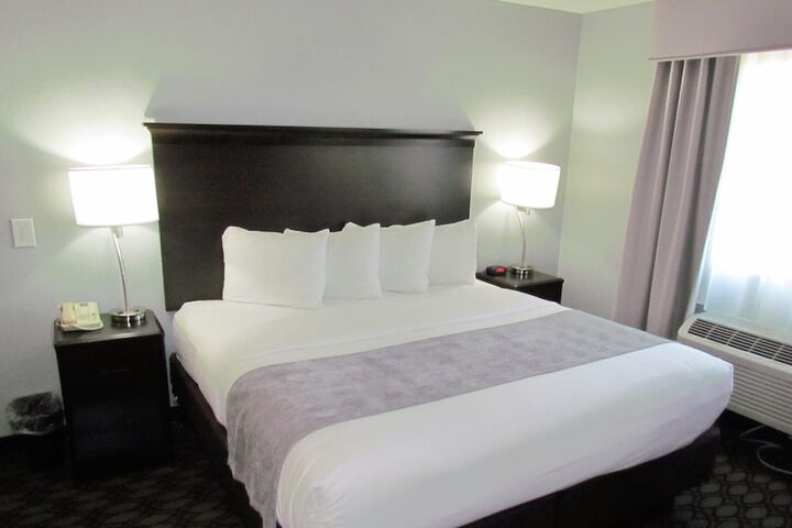 Basic King Bed (7 of 32)
