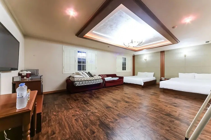 Room 5 of 7
