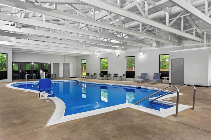 Swimming pool at Spark by Hilton Lexington Hamburg