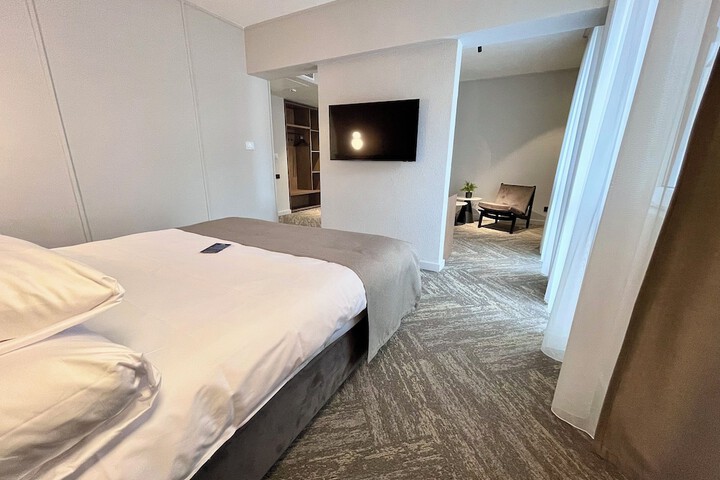 Room 35 of 93