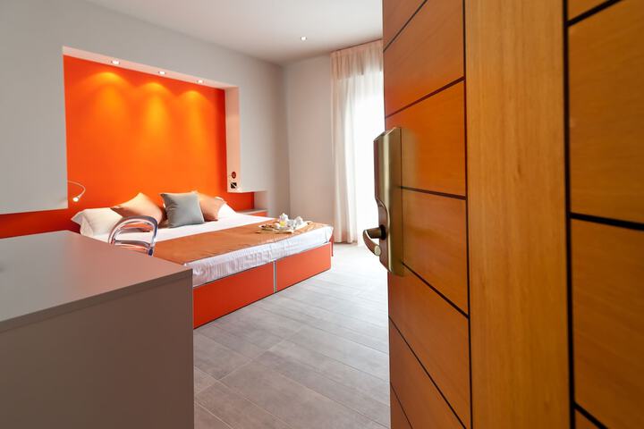 Room 4 of 32