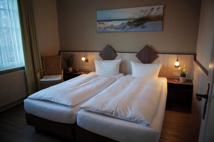 Room 10 of 26