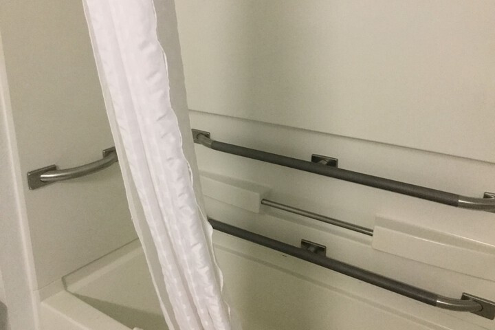 Deep soaking bathtub