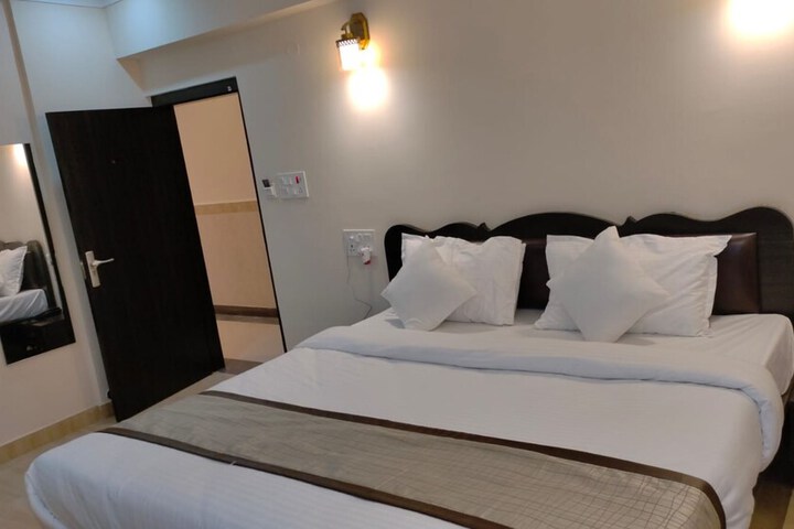 Room 6 of 18