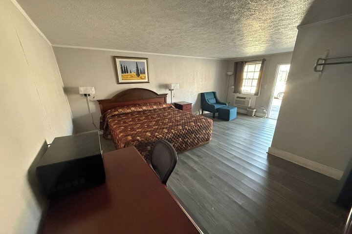 1 King Bed (2 of 6)