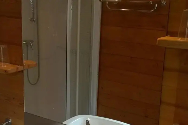 Room 6 of 10
