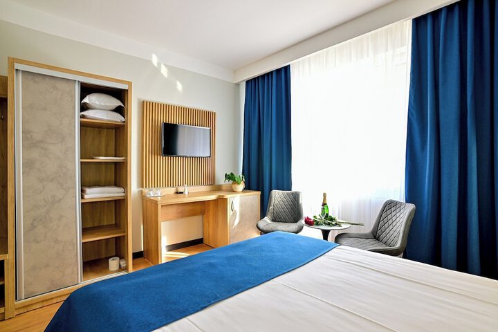 Room 3 of 8