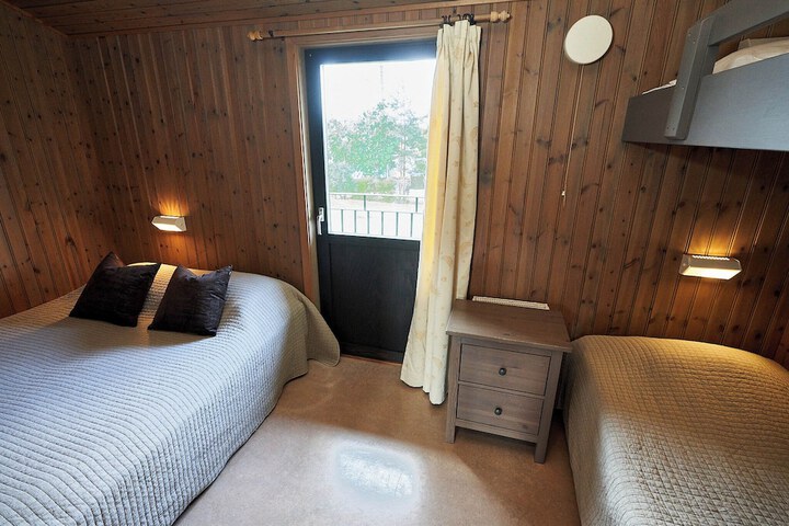 Room 8 of 122