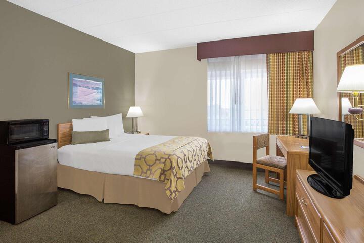 1 Queen Bed Accessible Room (5 of 11)