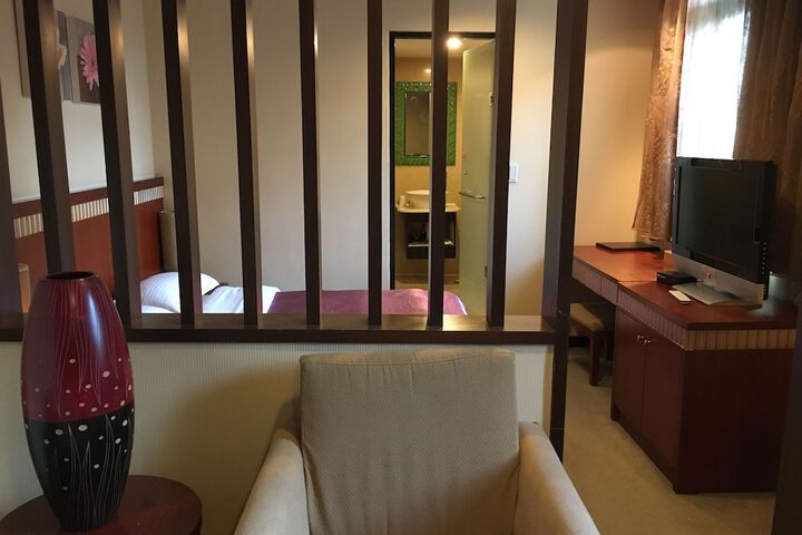 Room 6 of 32