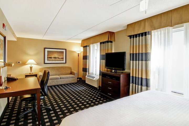 Room 8 of 90
