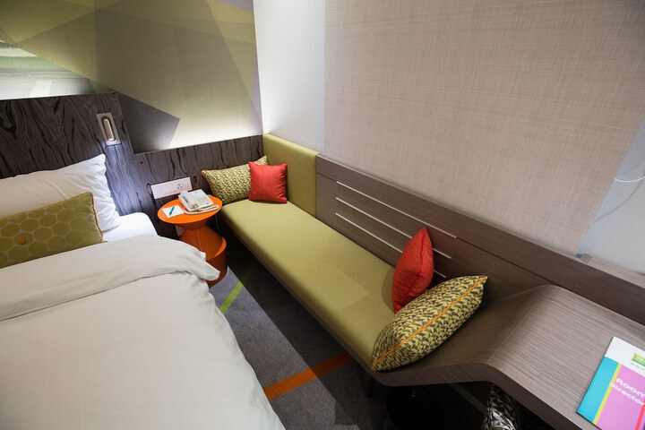 Room 6 of 75