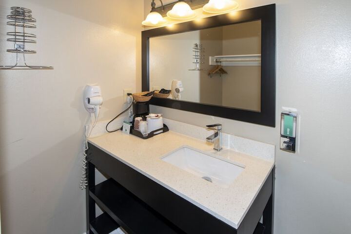 Room 16 of 40