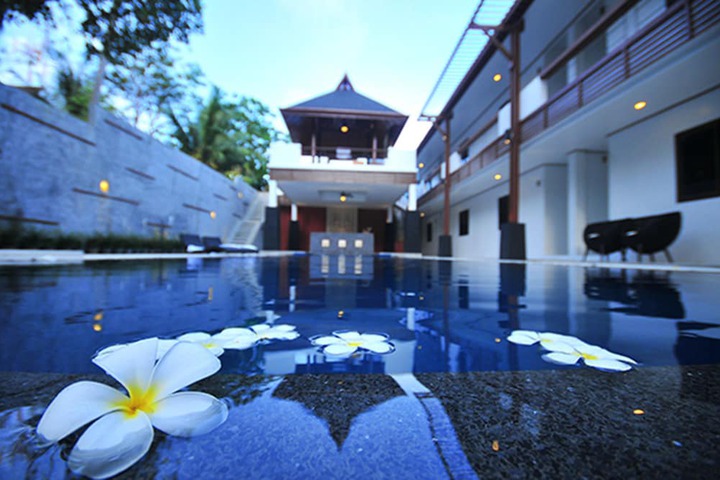 Hotel Pool