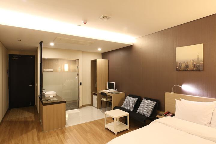 Room 5 of 14