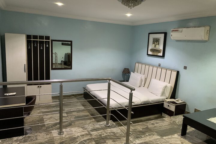 Room 8 of 18