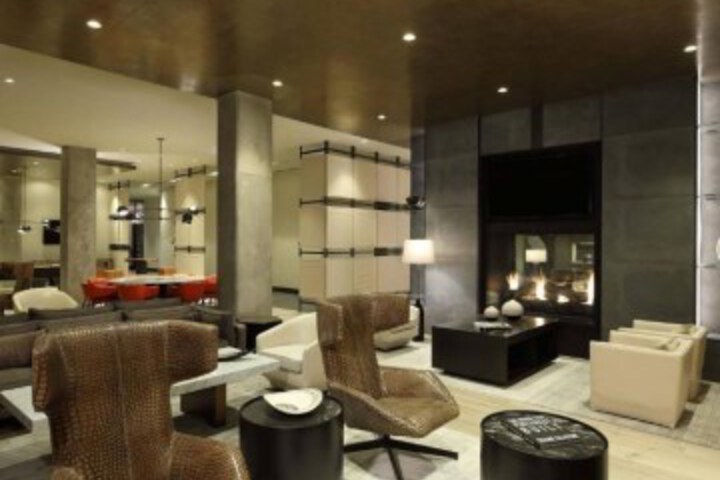 3BR Elegant Glass Penthouse Pool With Deck &  Gym in Chicago, IL