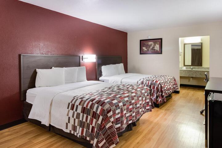 Deluxe 2 Queen Beds (3 of 6)