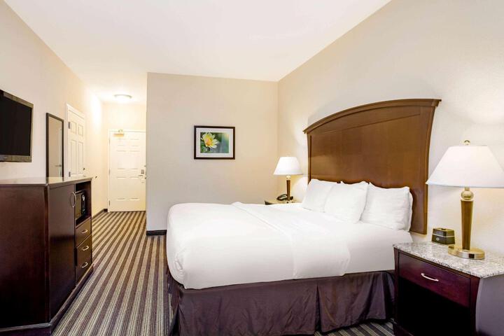 1 King Bed (7 of 18)