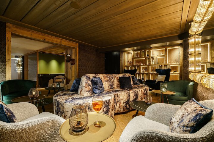 Lounge 110 of 114