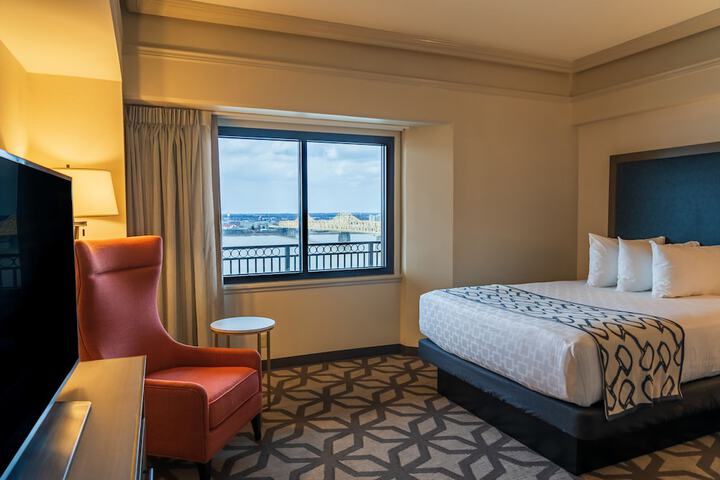 Executive Suite King Bed Accessible (13 of 22)