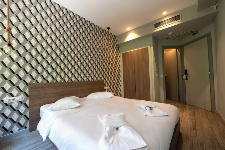 Room 104 of 200