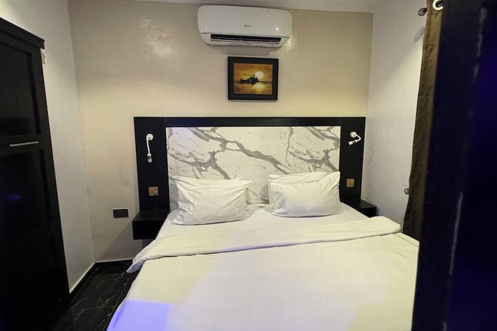 Room 4 of 9