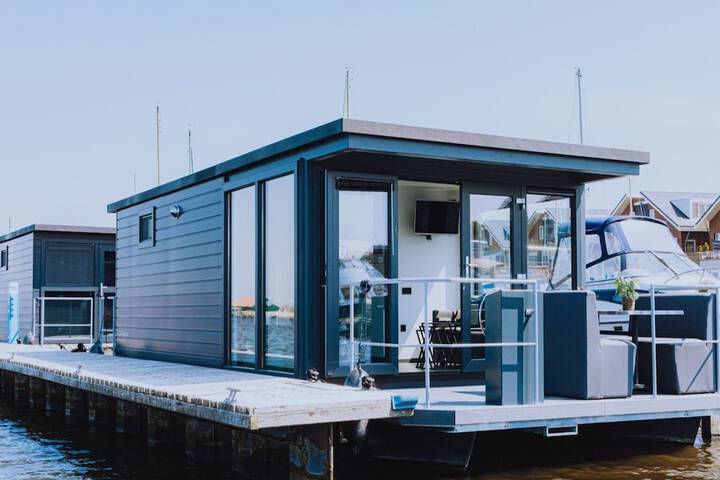 Luxury Houseboat Getaway in Uitgeest