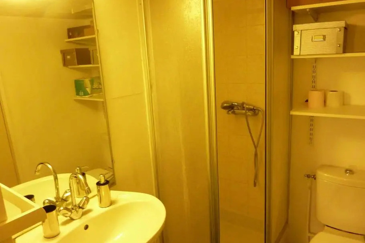Room 5 of 12