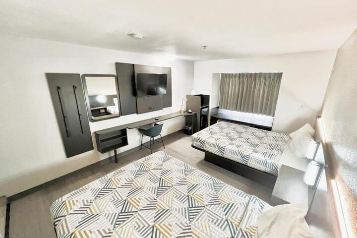 1 Queen Bed (16 of 16)