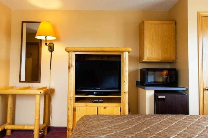 1 King Bed (3 of 8)