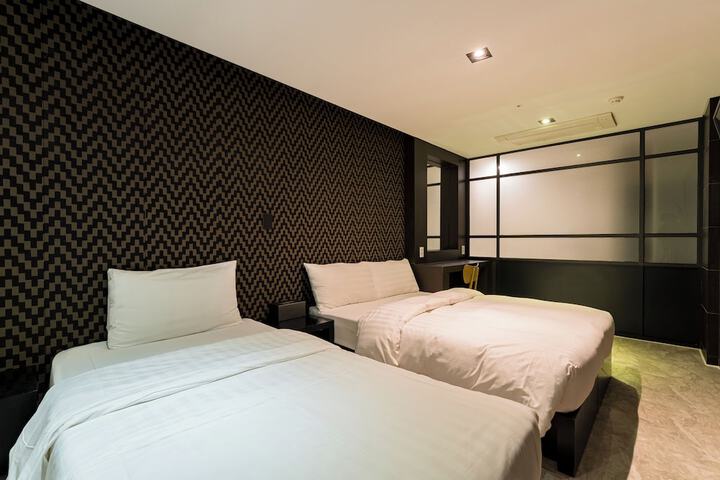 Room 33 of 84